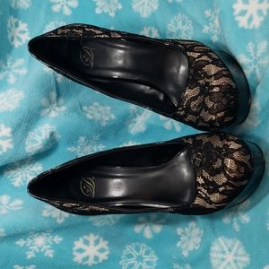 Dereon black w/nude color under lace platform stiletto heels